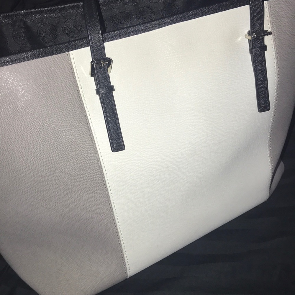 Michael kors purse - Picture 3 of 3